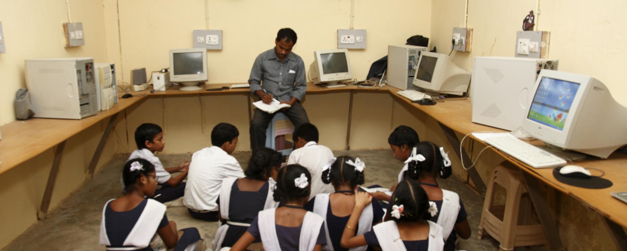 computer classroom full of students 