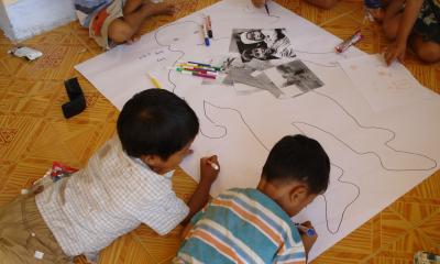 children drawing lying on the floor