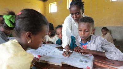 children reading in a classroom